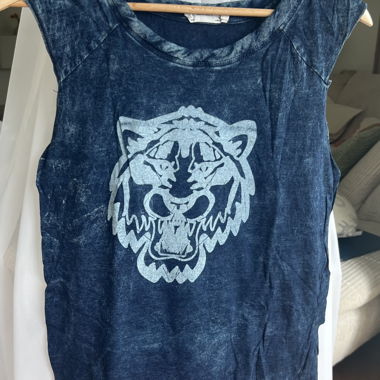 Top in denim con stampa tigre