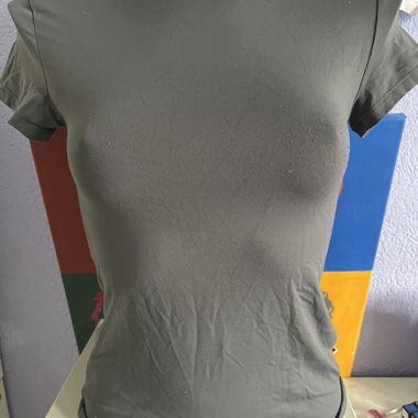 T-shirt gris près du corps