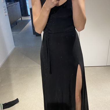 Kleid mit Beinschlitz