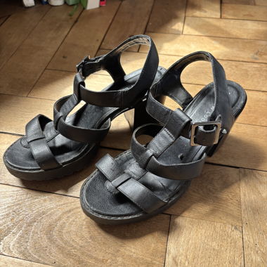 Sandales à talons hauts noirs
