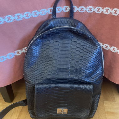Schwarzer Rucksack mit Python-Effekt