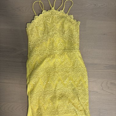 Robe jaune en dentelle