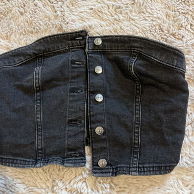 Top nero in jeans