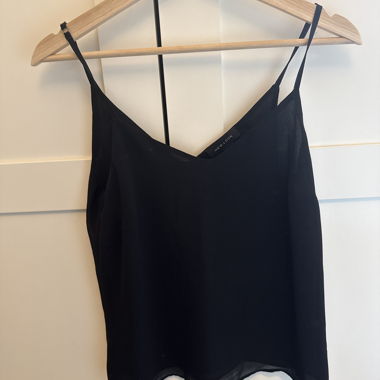 Top nero con bregulette sottili