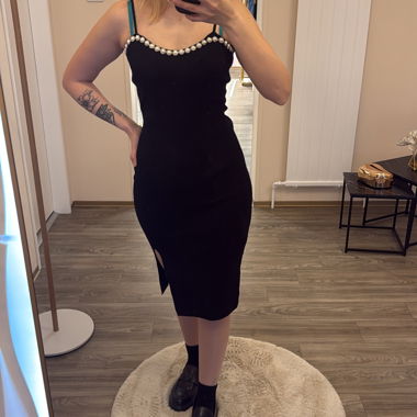 Abito midi nero con perle e spacco