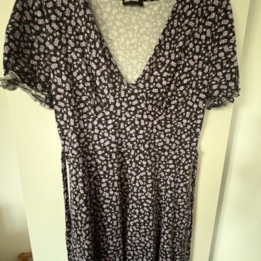 Blumenkleid mit V-Ausschnitt