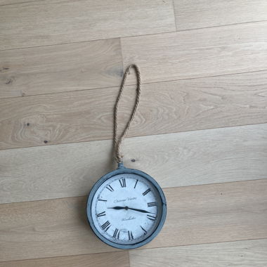 Grau, Weisse Wanduhr