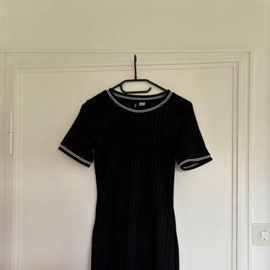 Schlichtes, enges Kleid in schwarz
