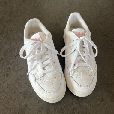 Sneaker bianche Adidas con dettagli rosa