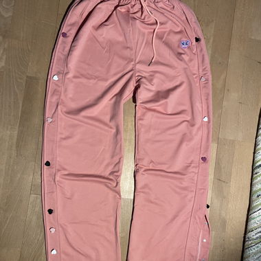 Pantalon de survêtement rose avec détails en forme de cœur