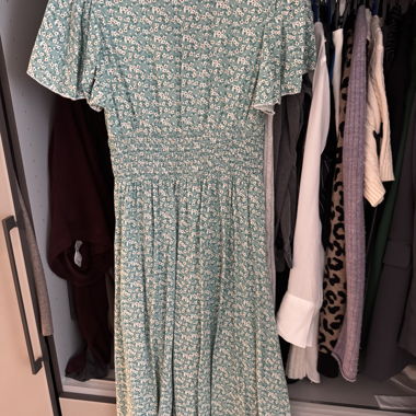 Grünes Blumen-Kleid