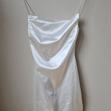 Weisses Satin-Kleid