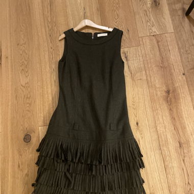Dunkelkhakifarbene Kleid mit Fransen