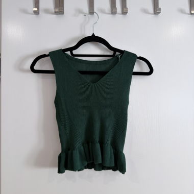 Crop top costina verde scuro con volant