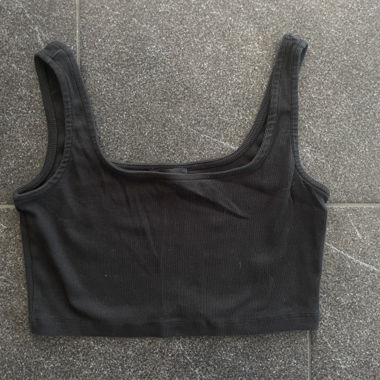 schwarzes Top