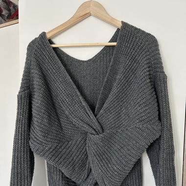 Pull gris dos décolleté