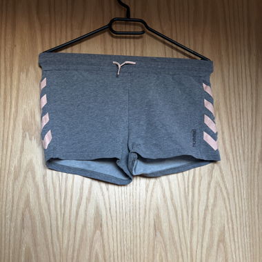 Kurze Stoffhose