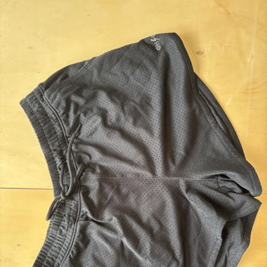 kurze schwarze Sporthose 