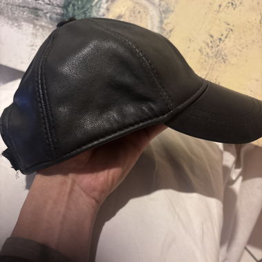 Cappellino in pelle nera