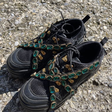 Sneakers nere con pietre verdi