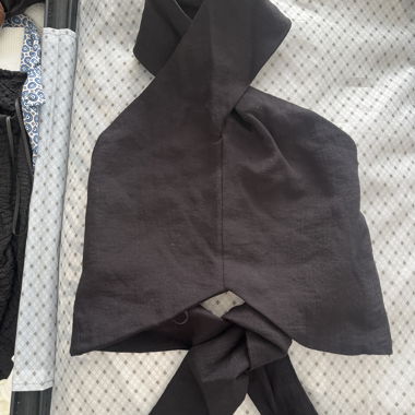 Haut noir à encolure à nouer