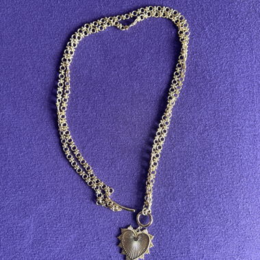 Collana dorata a forma di cuore