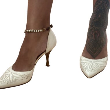 Weisse spitze Pumps mit Nadelabsatz