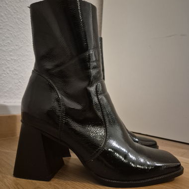Bottines noires à talon carré