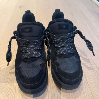 UGG LOWMEL Schnürschuhe/Boots schwarz & neuwertig.