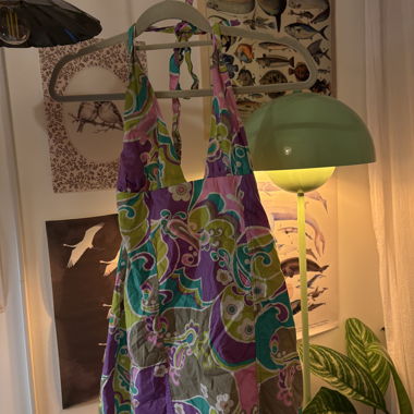 Minidress colorato con collo halter e fantasia