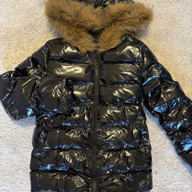 veste d'automne noire avec capuche en fourrure