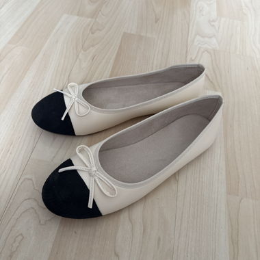 Cream-coloured ballerinas with black cap toe