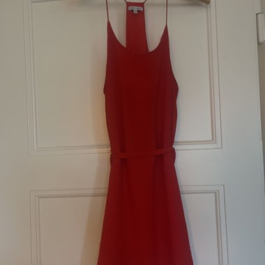Robe rouge à bretelles
