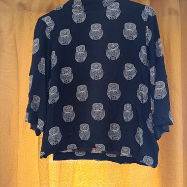 Blusa con motivo a gufi