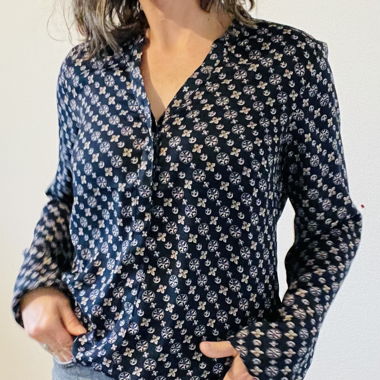 Bluse Satin dunkelblau mit Muster beige