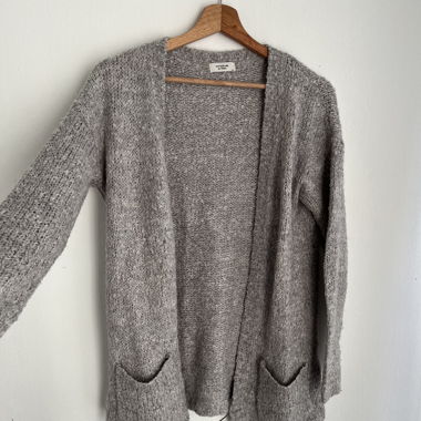 Grauer Cardigan