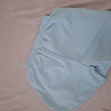 Hellblaue Preppy-Sportshorts