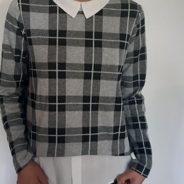 Grau karierter Pullover mit weissem Hemdkragen