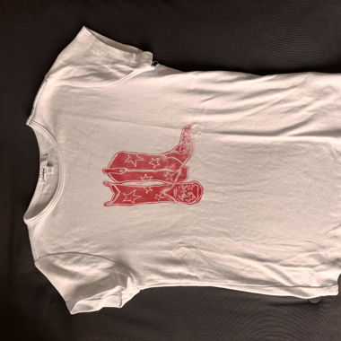 T-shirt bianco con stampa di stivale da cowboy rosso