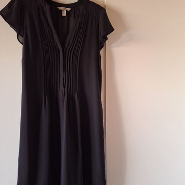 Fliesender schwarzer Kleid