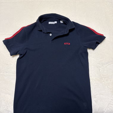 Navy-Poloshirt mit roten Schulterstreifen