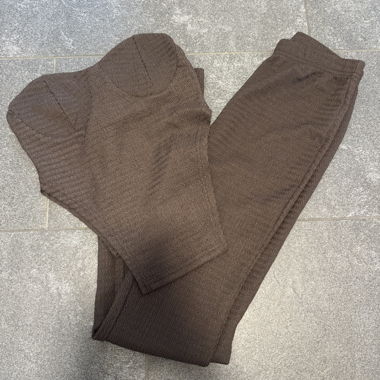 Brauner Zweiteiler mit Oberteil und Hose