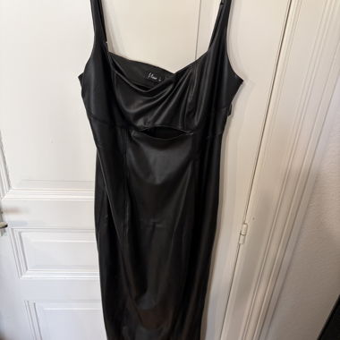 Langes Kleid aus Kunstleder