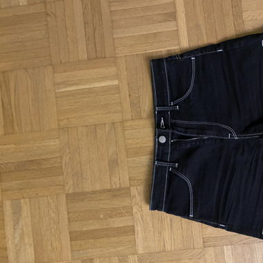 Kurze schwarze Hose
