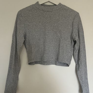 Top corto grigio con maniche lunghe