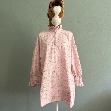 Blumiges rosa Hemdkleid