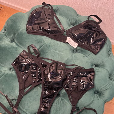 Heisser Lack-Dessous 