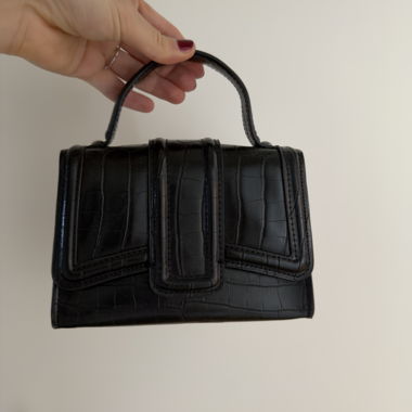 Schwarze Umhaengetasche von Zara