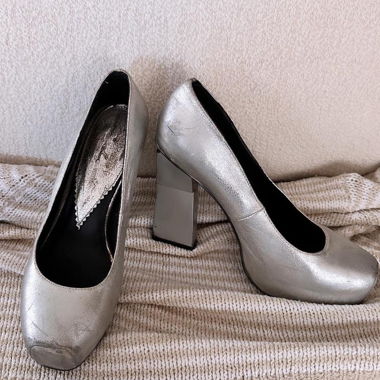 High heel unique pumps in metalic silver