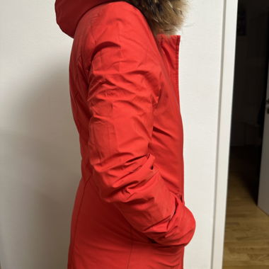 Roter Winterparka mit Pelzkapuze von Just Fashion